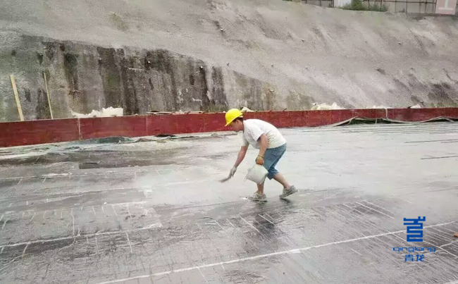 防水材料施工完畢撒上干水泥粉 貴港·平南中心商業(yè)廣場(chǎng)(圖3)
