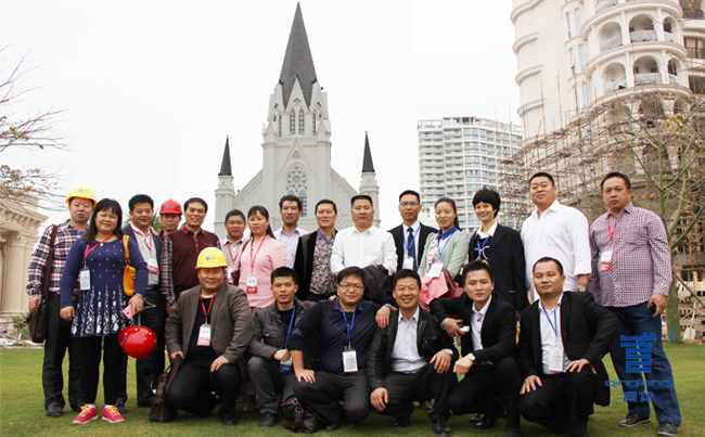 2015年青龍年會部分代理商、員工在節慶廣場合影 彩色grc