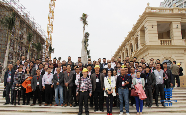 2015年青龍年會部分代理商、員工在節慶廣場合影 彩色grc