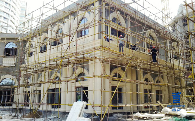 青龍員工正在為節慶廣場安裝grc構件 彩色grc