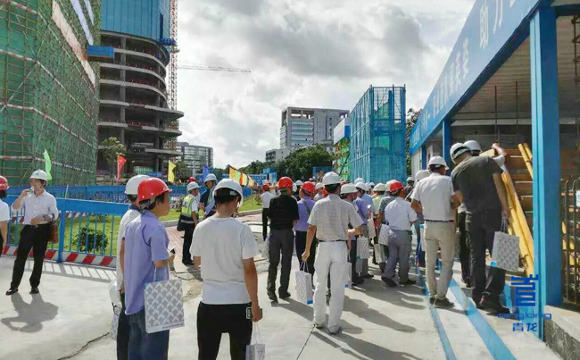 參會人員觀摩青龍pcm防水卷材系統 防水卷材