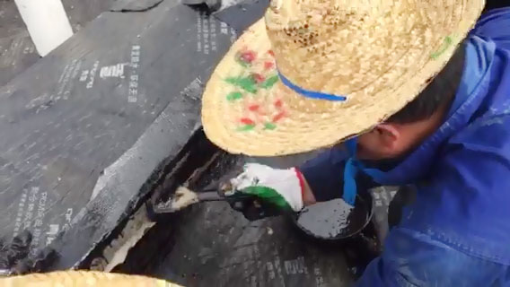 青龍員工在基面涂刷非固化防水涂料 防水卷材