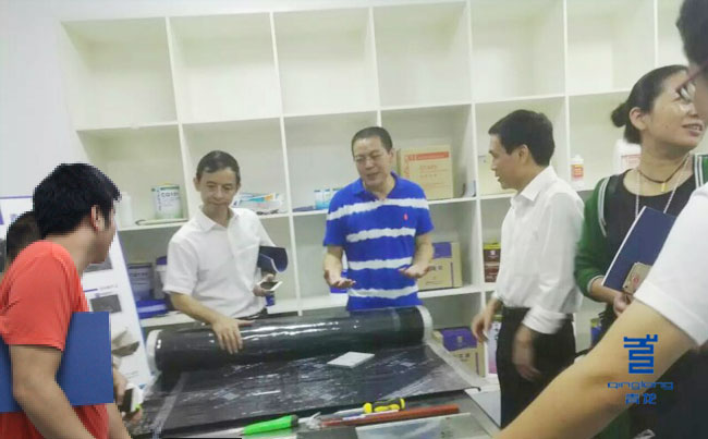 青龍宋董為客人講解PCM反應粘卷材 防水材料
