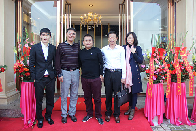 惠州防水體驗(yàn)店趙總與青龍團(tuán)隊(duì)合影 防水材料