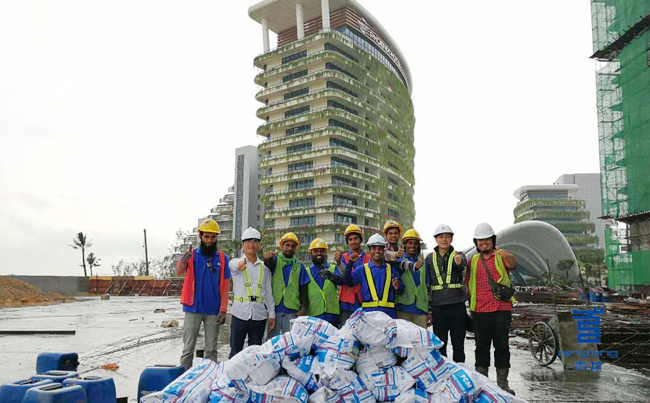 青龍董事長視察森林城市并與施工隊(duì)合影 防水材料