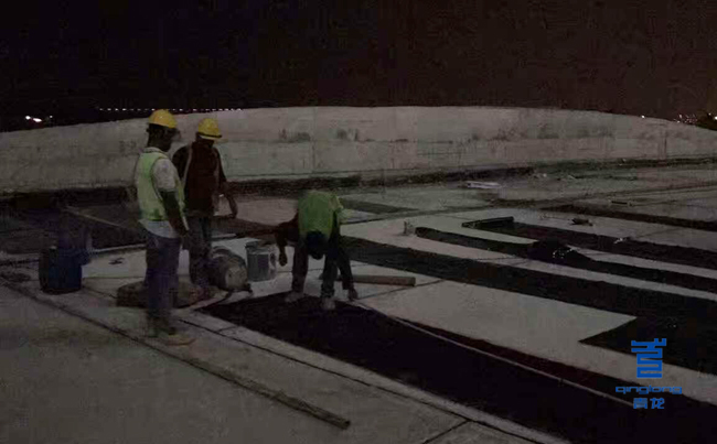 青龍海外施工隊(duì)深夜加班作業(yè) 防水材料