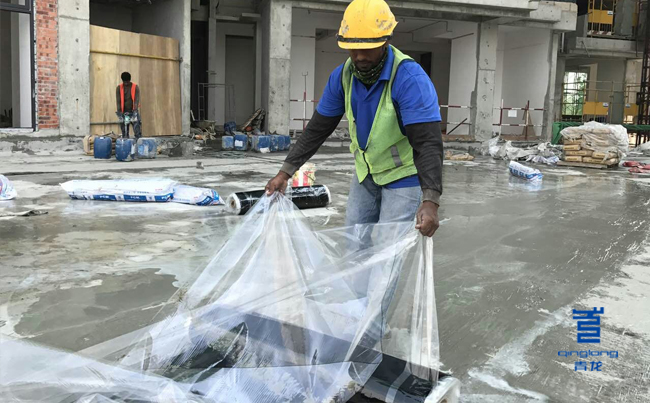 青龍公司外籍員工在做PCM防水卷材施工 防水材料