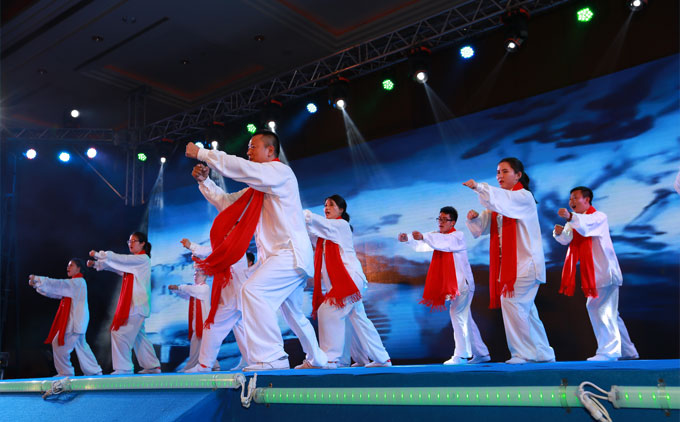 高總帶領大家表演太極拳 防水