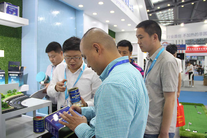 營銷總監賀總向客戶介紹青龍3號 防水材料