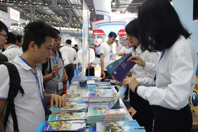 觀眾向前臺索取資料和禮品 防水材料