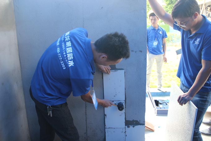 學員親身體驗青龍瓷磚膠施工工法 防水材料