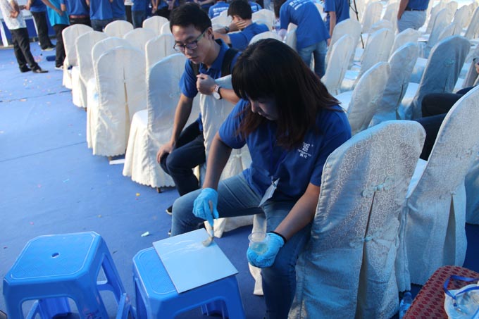 學員親身體驗青龍3號透明膠施工工法 防水材料