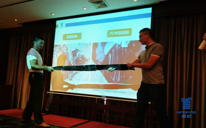 現(xiàn)場(chǎng)試撕防水卷材進(jìn)行驗(yàn)證 防水材料