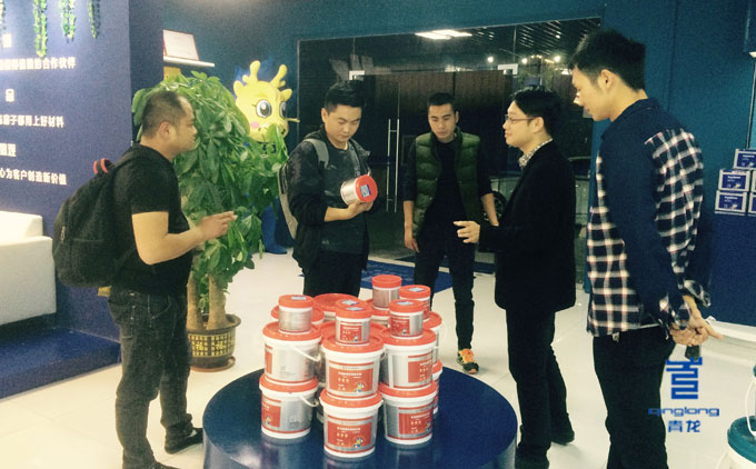 青龍周總向客戶介紹屋面彩色防水膠 防水材料