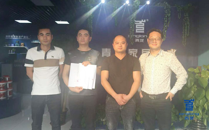 青龍周總與客戶簽約合影 防水材料