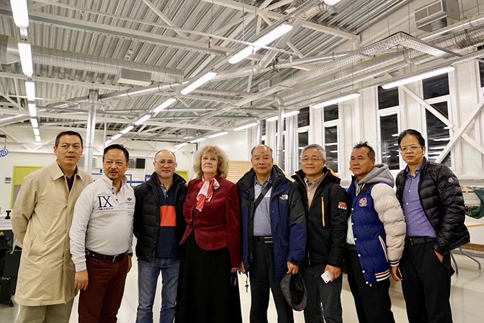 青龍董事長(zhǎng)宋敦清與同行合影 防水材料