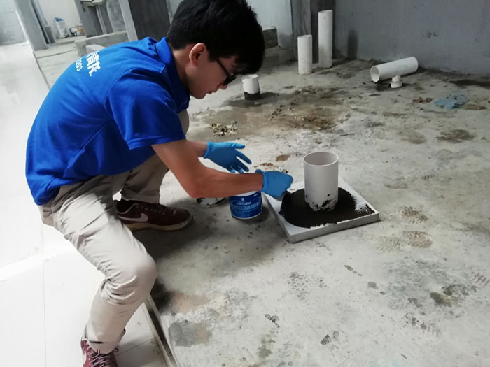 學(xué)員們親自體驗(yàn)涂料施工方法 防水材料