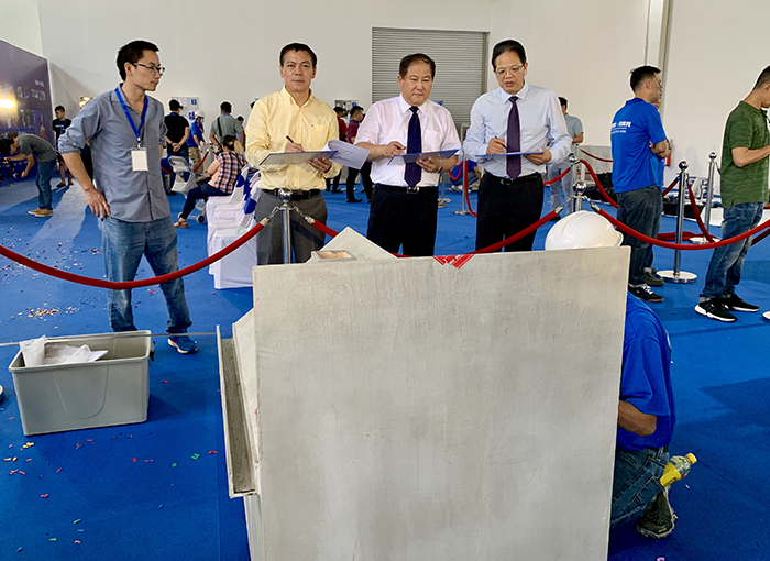 宋董事長、瞿副會長對選手作品進行評判 防水補漏