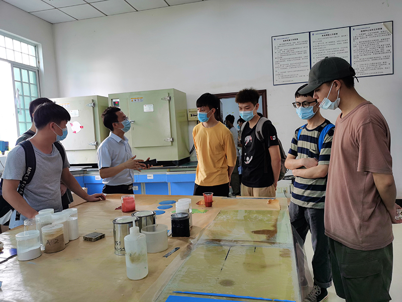 校企共建,廣西民族大學化學化工學院化工系學生參觀青龍南寧工廠 防水補漏