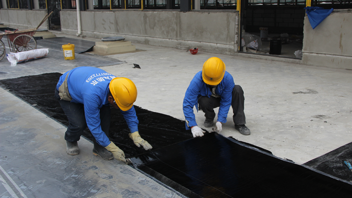 防水卷材的熱熔法與自粘法，青龍工程師詳解優劣與適用場景