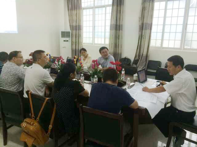 考察組與廣西青龍負(fù)責(zé)人進行數(shù)據(jù)分析 防水卷材