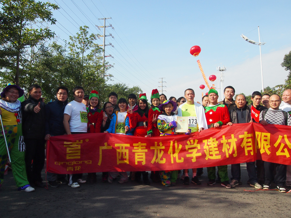 青龍團隊合影并展示宋總成績證書 青龍公司