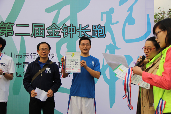 廖烈云展示成績證書 青龍