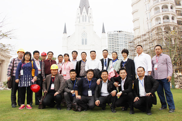 青龍人在節慶廣場合影 三亞年會