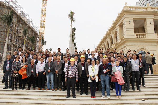 青龍人在節慶廣場合影 三亞年會