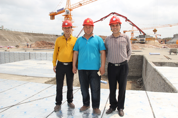 觀先生同青龍技術(shù)總監(jiān)徐總、區(qū)域經(jīng)理陳經(jīng)理合影 茂名防水