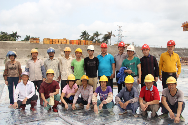觀先生帶隊同青龍技術(shù)團(tuán)隊合影 茂名防水