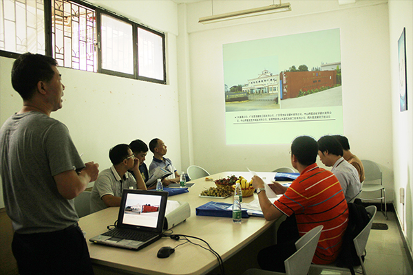 青龍營銷總監(jiān)王總為考察團講解 建筑防水