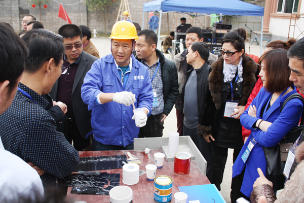 青龍防水工作人員現場示范101防水涂料 青龍防水