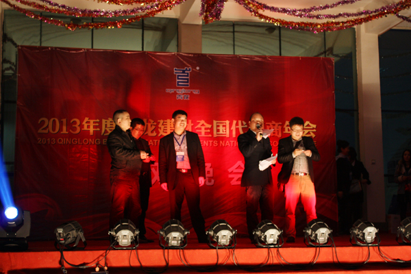 南寧工廠劉廠長傾情獻藝,感染了全部觀眾。 青龍防水