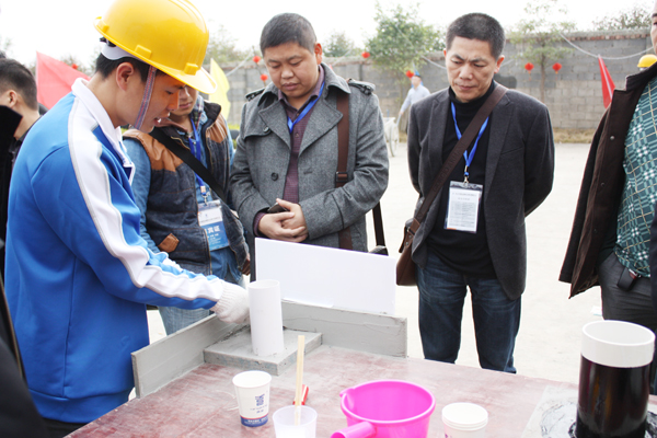 青龍防水工作人員現場示范用青龍涂料處理衛生間轉角 青龍防水