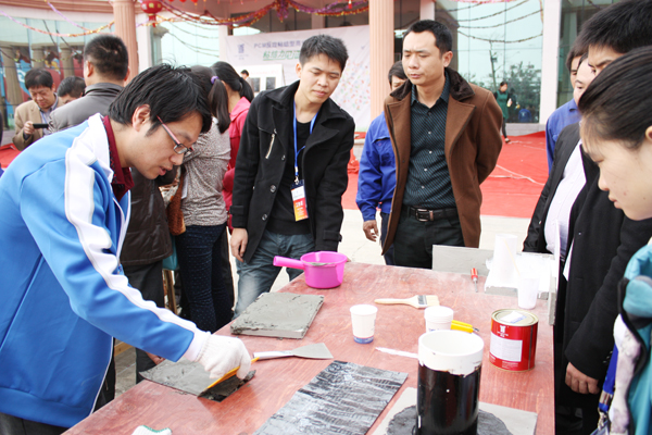 青龍防水工作人員現場制作PCM卷材 青龍防水