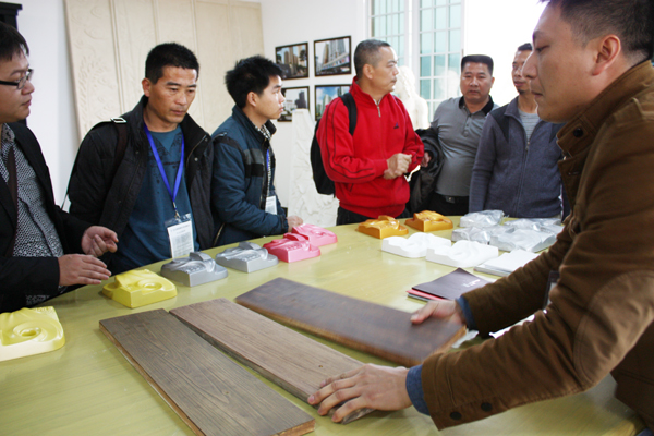 青龍董事長宋敦清先生向代理商朋友介紹精美的GRC構件 青龍防水