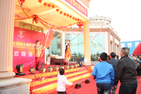 現場派發吉祥小禮物,讓現場氛圍熱鬧起來 青龍防水