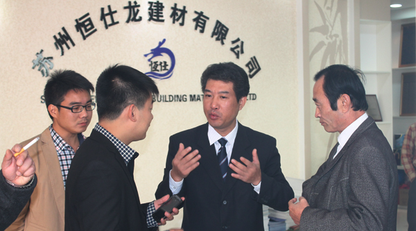 王定中先生在蘇州代理專賣店開(kāi)業(yè)之際與客戶交流 青龍防水