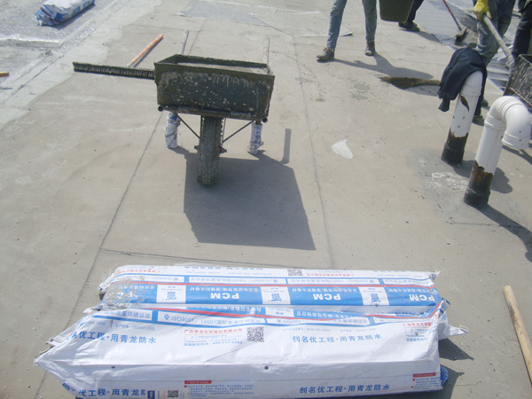 等待施工的青龍PCM反應粘防水卷材 防水卷材