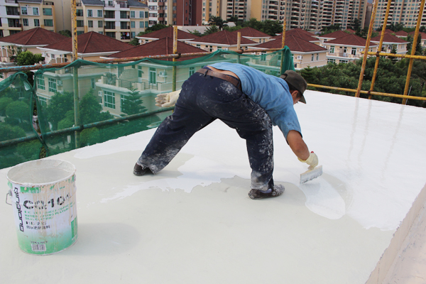 工作人員正在涂刷防水密封涂料(CQ101) 防水材料