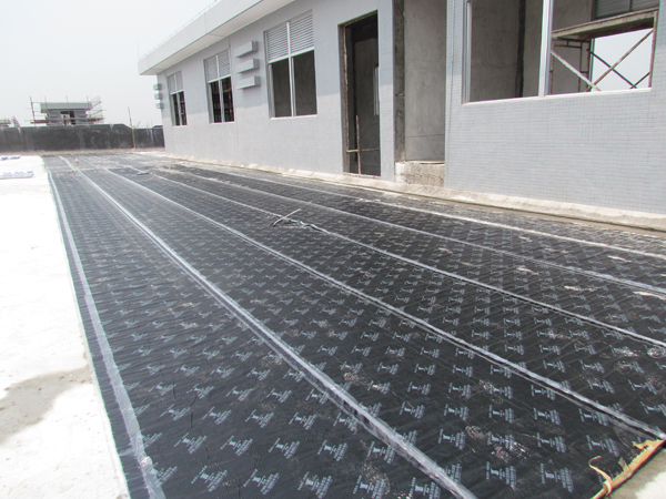 屋面防水施工現(xiàn)場。 鶴山防水