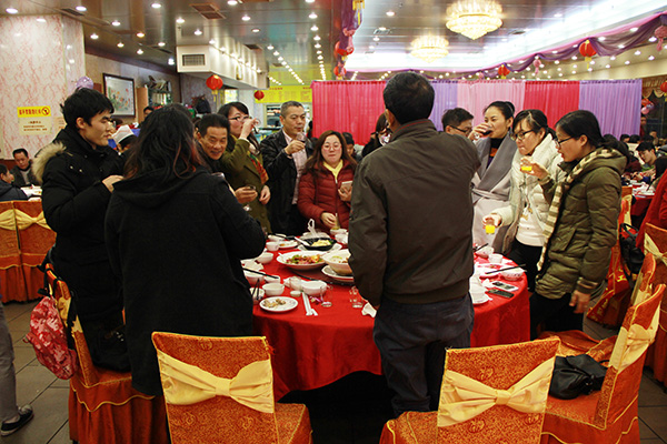 宋總帶隊防水材料營銷高管輪桌敬酒 防水材料